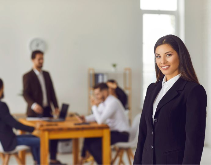 El abogado como Secretario Corporativo debe ser proactivo, asertivo y con conocimiento e inclinación comercial, versado en los detalles y estrategias de la institución. / Canva.