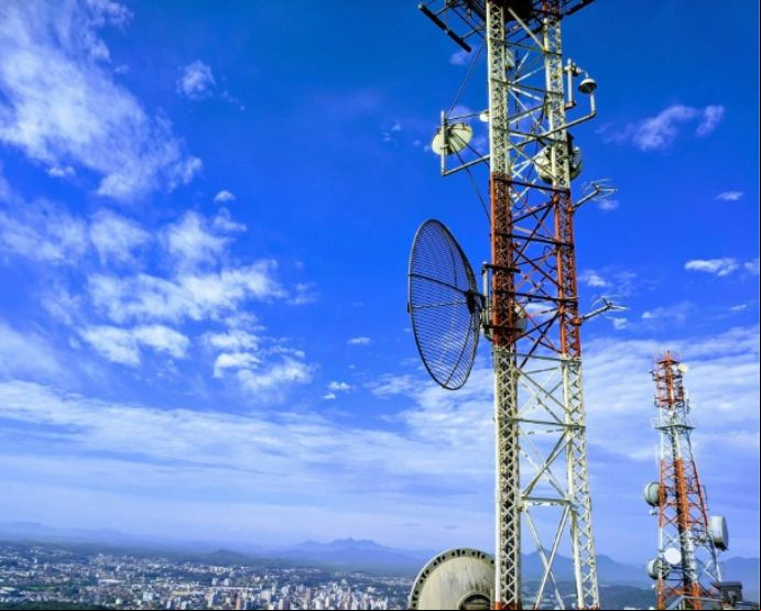 ATP posee, opera y arrienda activos en una amplia cartera de torres de telecomunicaciones, tejados, celdas pequeñas y redes de fibra óptica./ Unsplash - Thiago Santos.