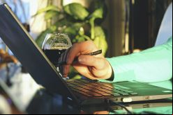 La norma considera como servicios digitales el  y/o transmisión en línea de imágenes, series, audio y cualquier otro contenido digital, a través de la tecnología streaming u otra tecnología./ Unsplash - Sigmund.